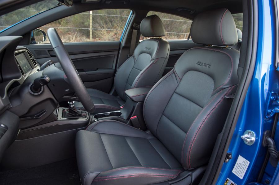Интерьер Hyundai Elantra Sport 2016 года  (NA) (фото 20 из 41)